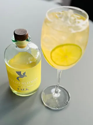 elderflower spritz cocktail